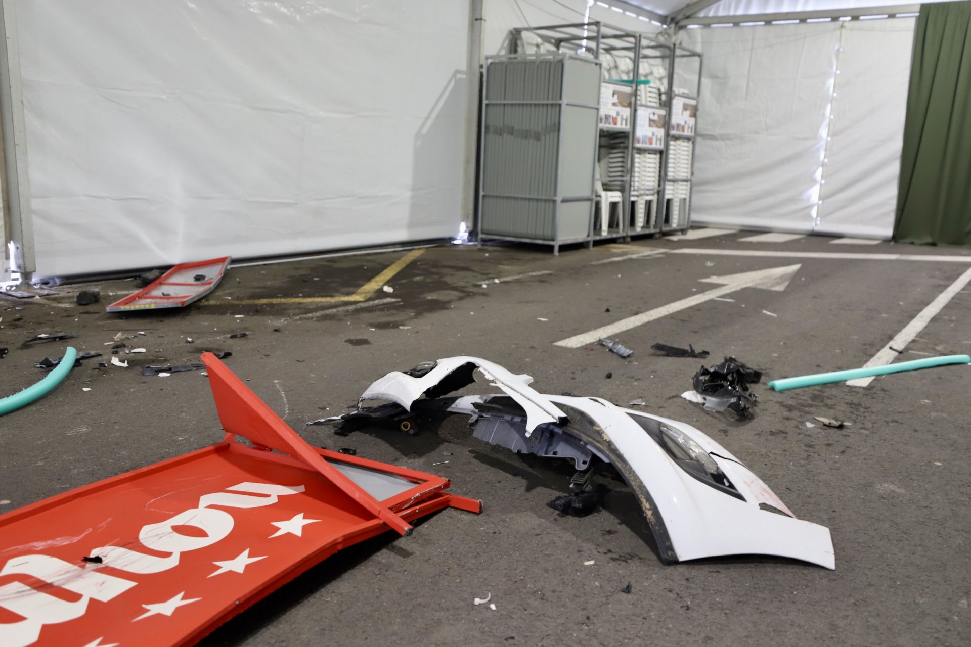 Un conductor ebrio irrumpe de madrugada en la carpa de Reino de València-Císcar