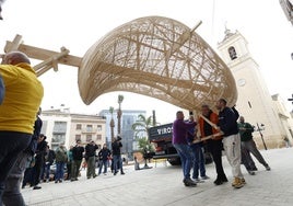 Miembros de diferentes fallas de la zona cero trasladan una de las piezas de la falla.