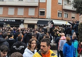 Los seguidores concentrados en la Plaza de la Afición tras la marcha.