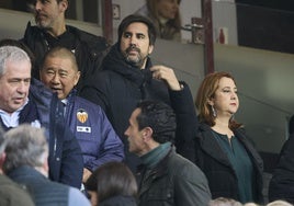 Javier Solís, entre Kim Koh e Inma Ibáñez durante el partido contra el Valladolid.