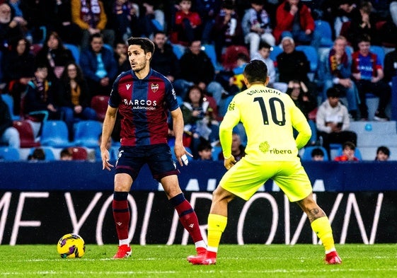 Elgezabal controla un balón delante de Dani Escriche.