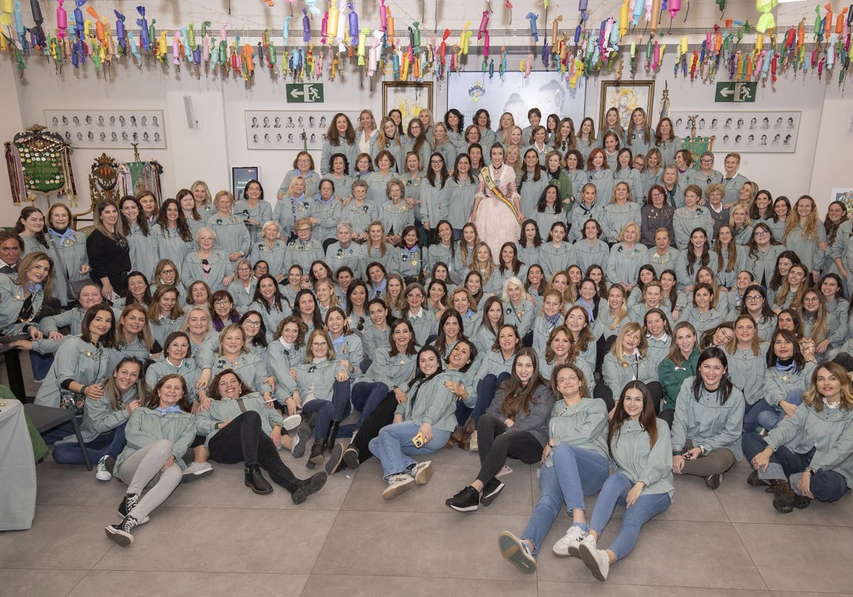 La foto grupal de las falleras de Convento Jerusalén.