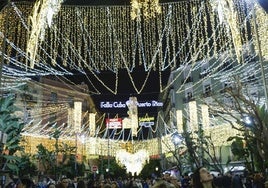 Miles de personas visitan las calles iluminadas en Ruzafa.