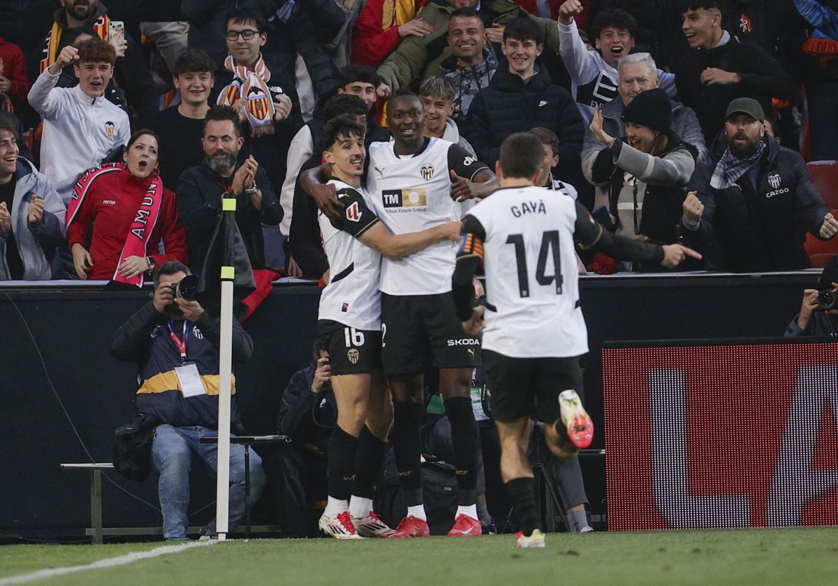 Diego López, celebra su gol contra el Valladolid durante el partido.