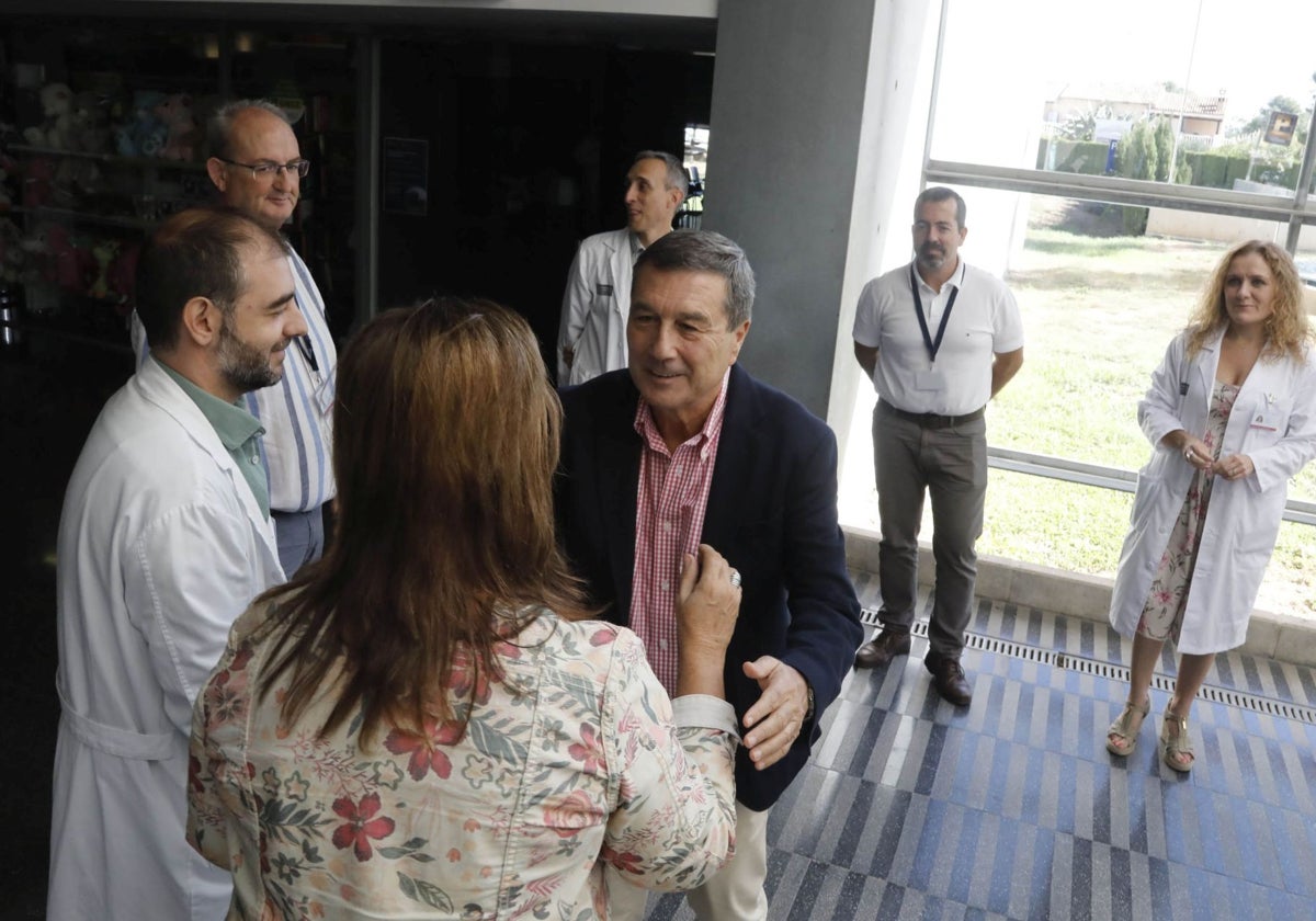 Marciano Gómez en la visita al hospital de Dénia, el pasado verano.