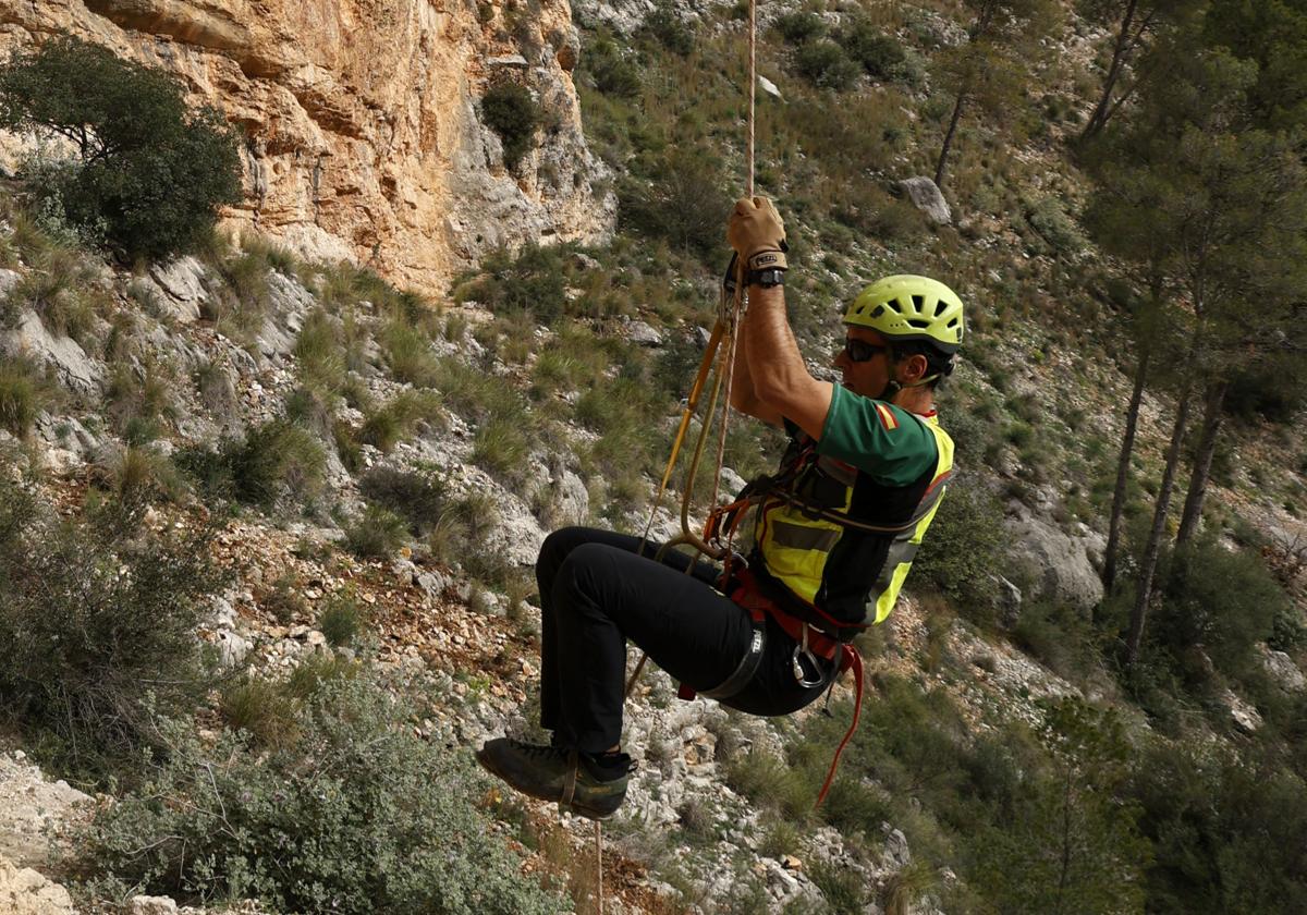 La Guardia Civil rescata a dos perros atrapados en unas rocas a 50 metros de altura en Dos Aguas