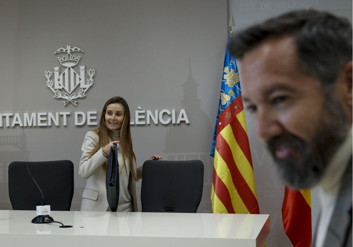 Los exconcejales de Vox Juanma Badenas y Cecilia Herrero en rueda de prensa del Ayuntamiento de Valencia.