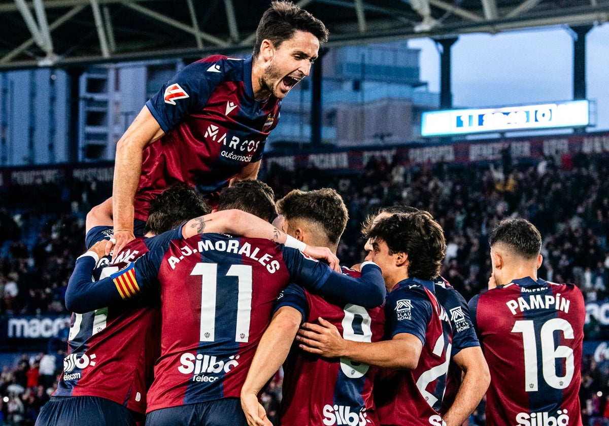 El equipo levantinista celebra uno de los goles al Cartagena