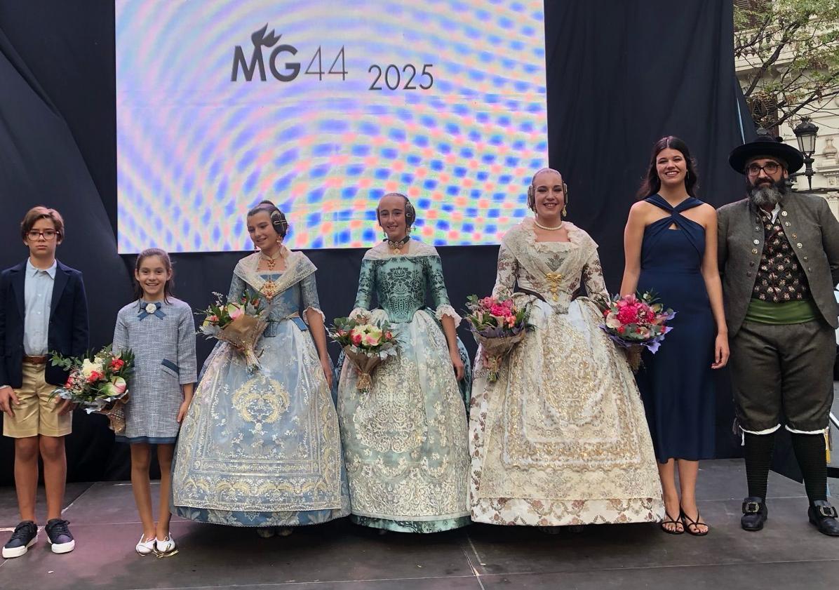 Imagen principal - Arriba, Cayetana Bordils Romero, Laura Bordils Cabedo y Lucía Verduch Polit, junto a los presidentes. A la izquierda, parte de la gran comisión,junto a la falla de 2024. A la derecha, Belen Quintas, Dulce Bru, Cristina Polit y Menchu Polit.