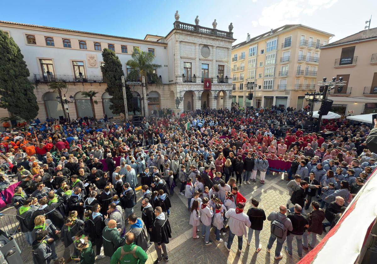 Fallers de Gandia concentrados durante un acto en el ayuntamiento de la ciudad.