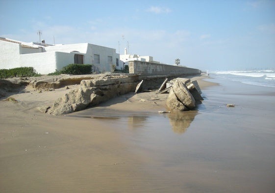 Destrozos de un temporal en una urbanización de El Saler afectada por los deslindes de Costas.