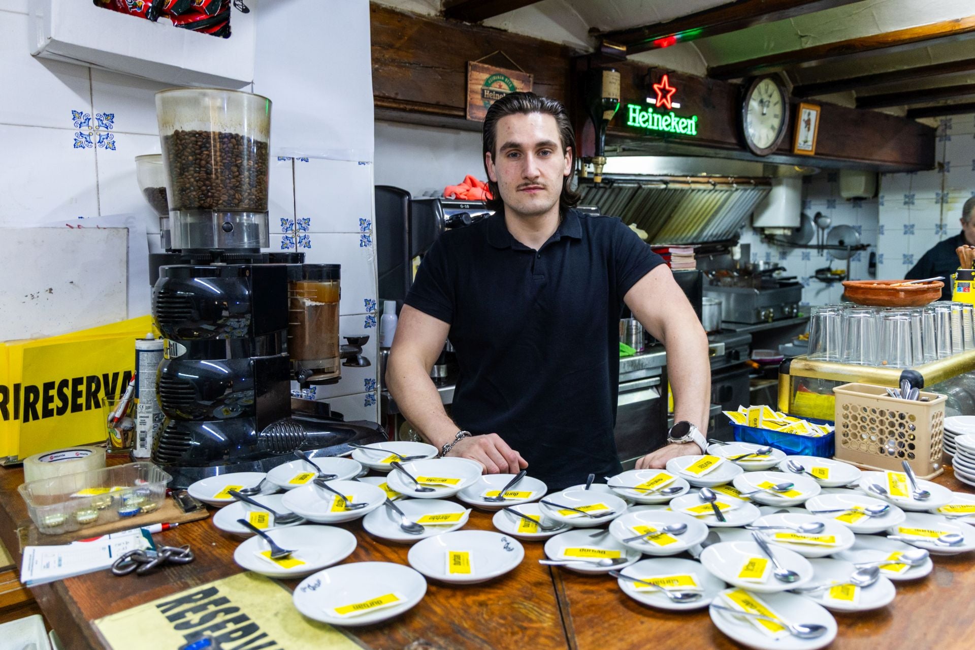 Rafa Simó, que protagoniza el videoclip 'Venenosa', detrás de la barra del restaurante Palau 11 de Valencia.