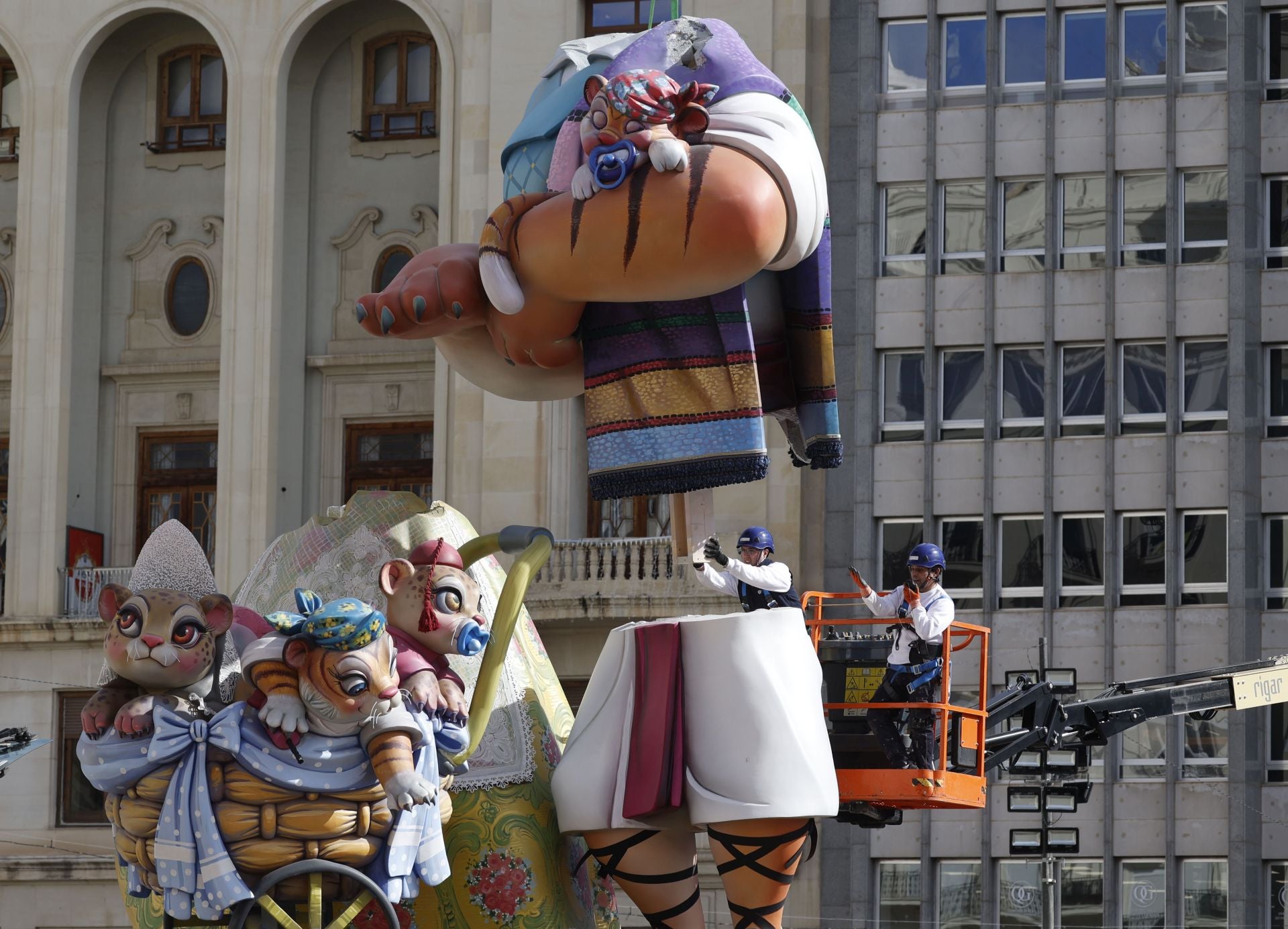 Las fallas ya dan la cara en las calles de Valencia