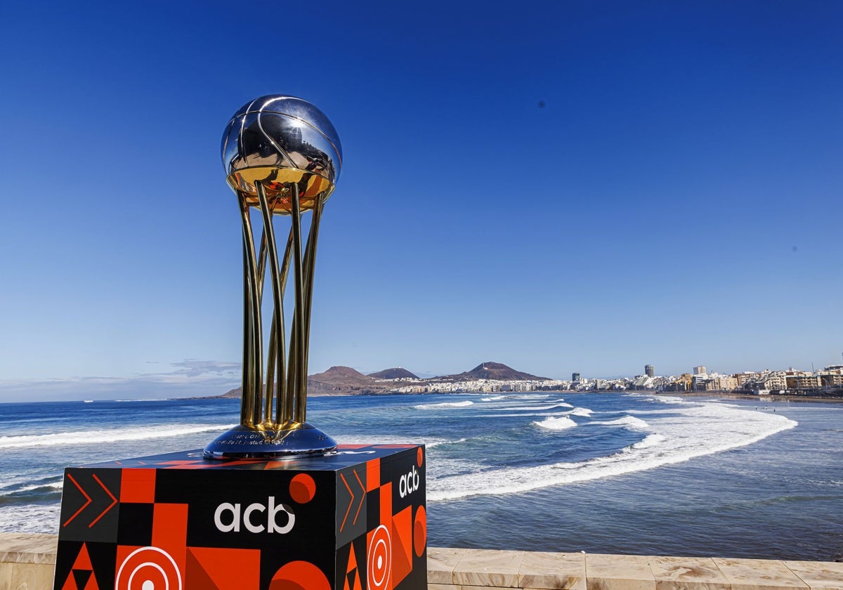 El trofeo de la Copa del Rey a su llegada a Gran Canaria para la edición de 2025.