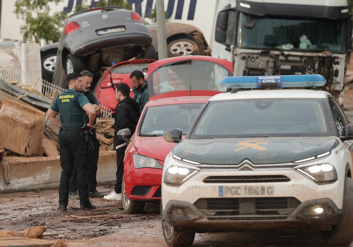 Agentes de la Guardia Civil y trabajadores en el polígono industrial de Riba-roja.