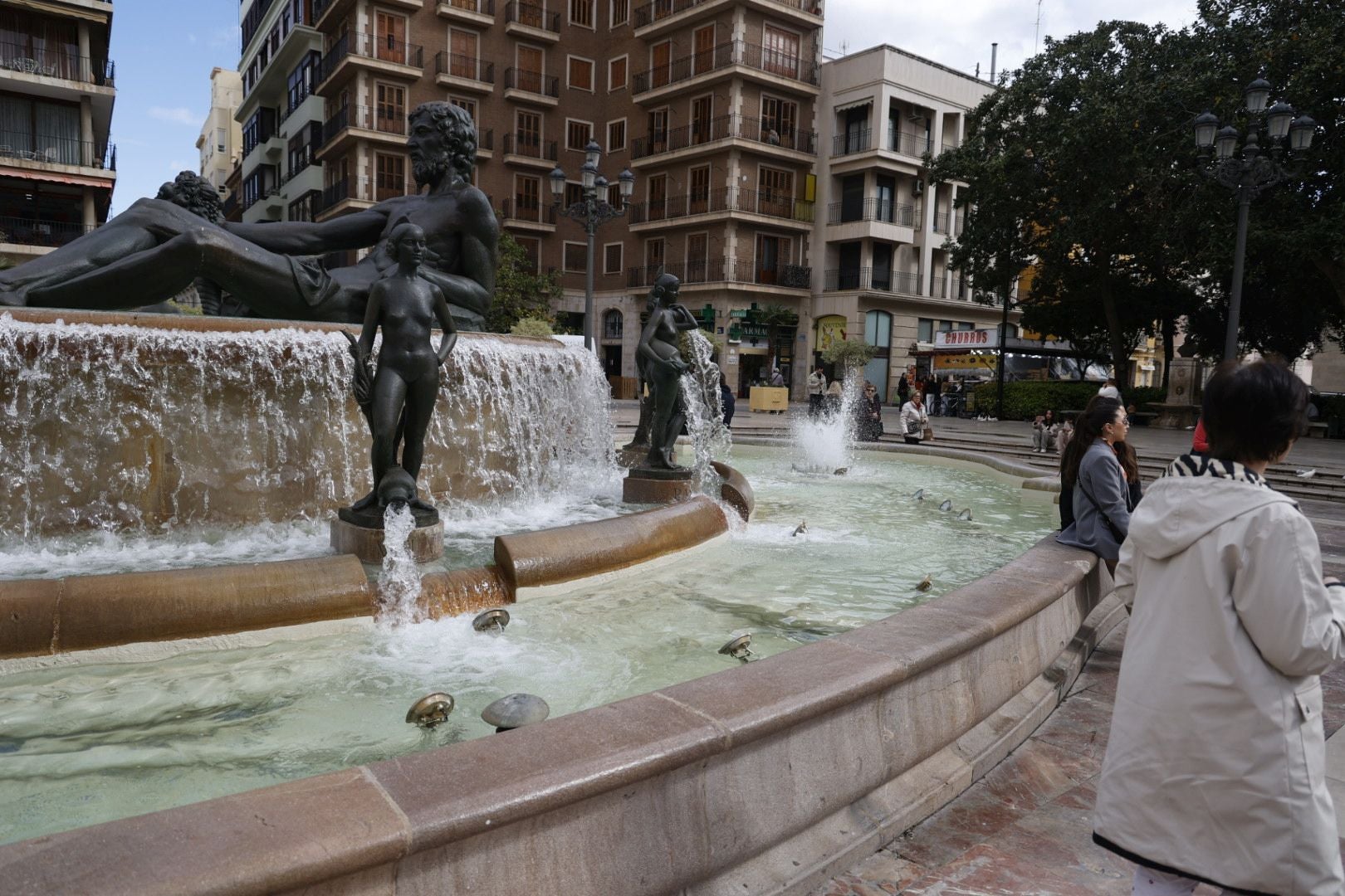 La fuente de la plaza de la Virgen se engalana para la Ofrenda