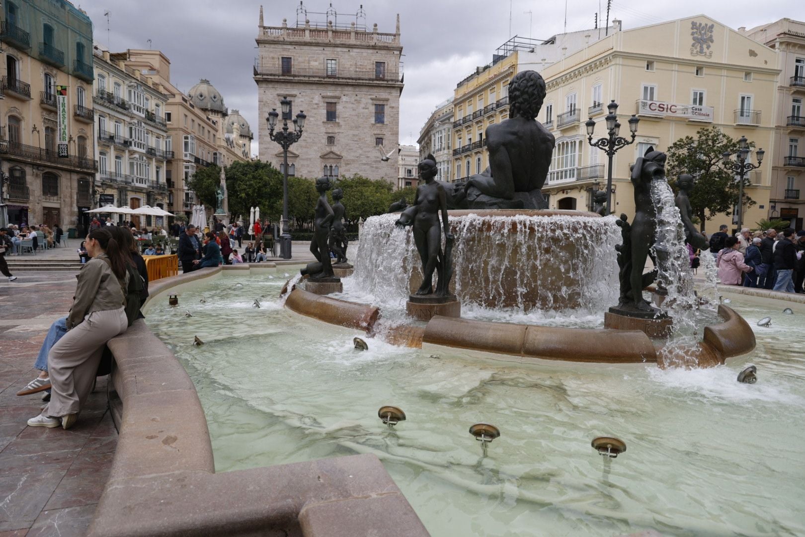 La fuente de la plaza de la Virgen se engalana para la Ofrenda