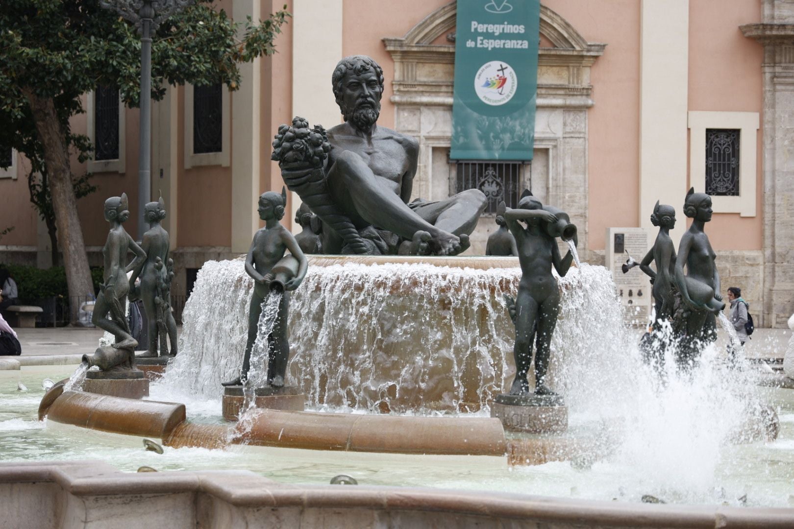 La fuente de la plaza de la Virgen se engalana para la Ofrenda