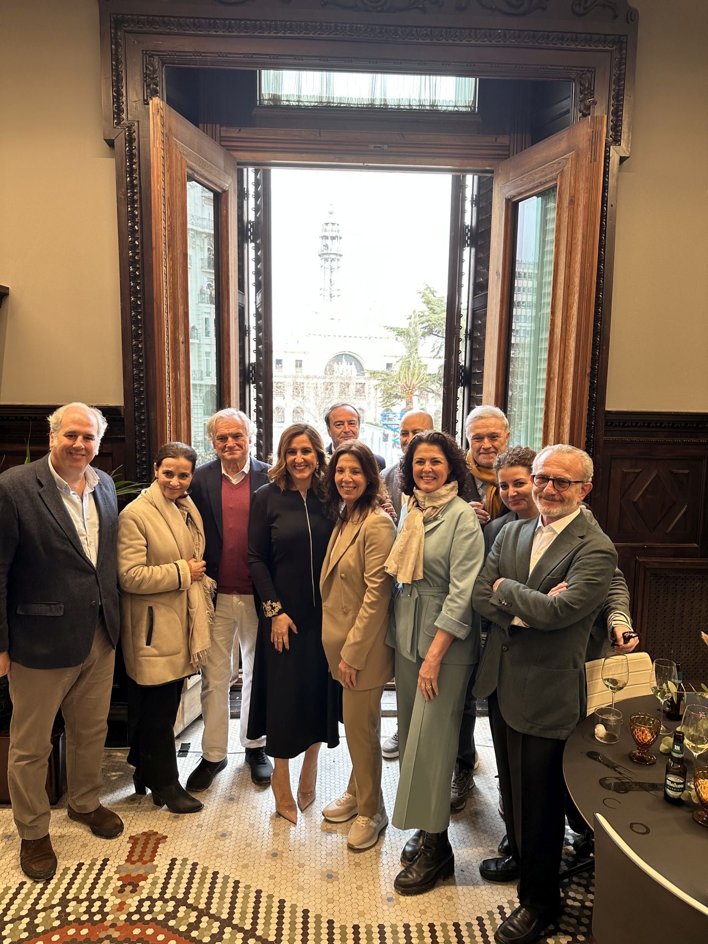 Luis Suárez de Lezo, Sesé San Martín, Miguel Garrido, Manuel Comingues, Cuchita y Bego Lluch, Carlos Pujadas, Juanma Bellver, Elena Rodríguez y Sergio Terol con la alcaldesa de Valencia, María José Catalá.