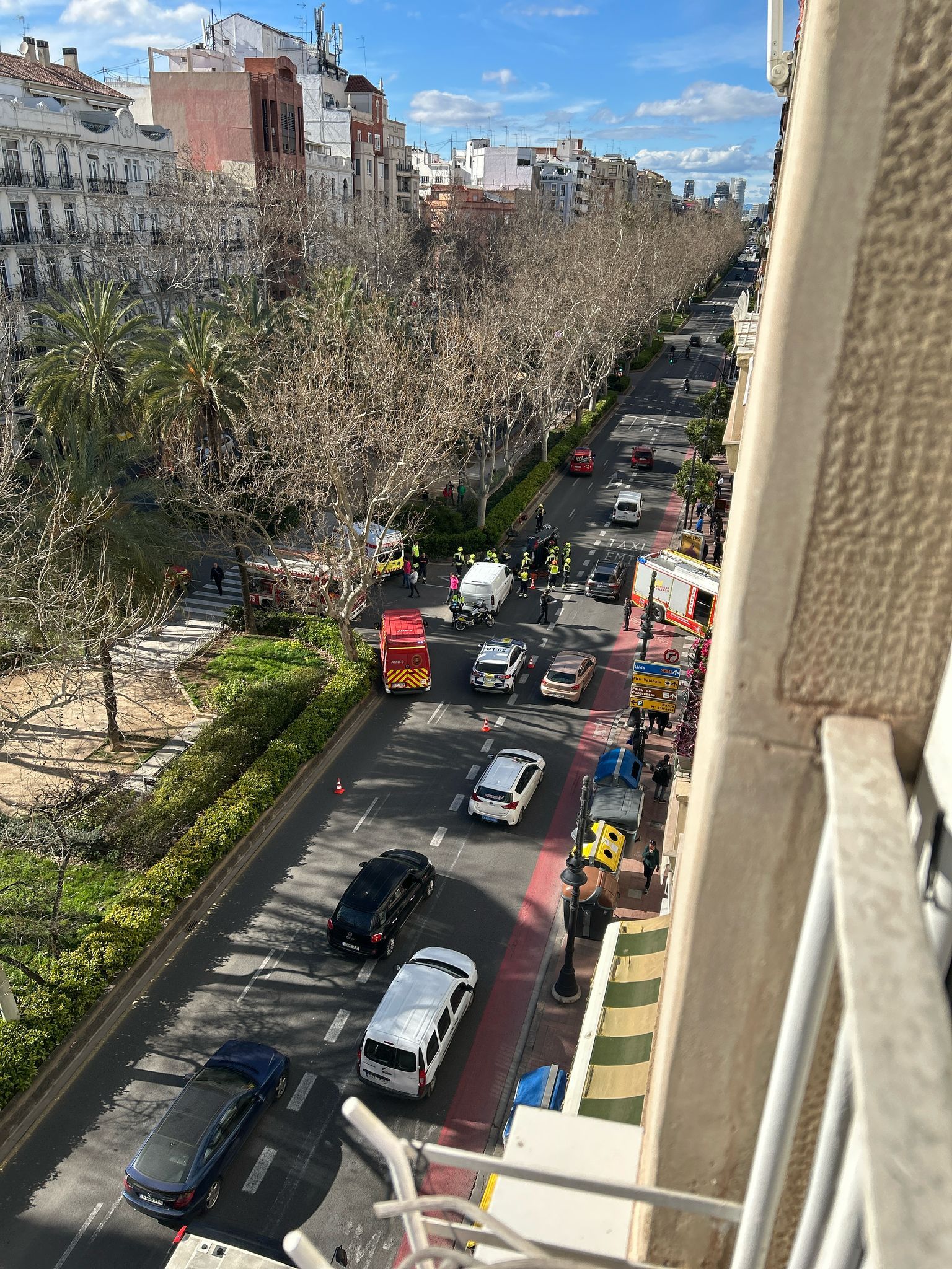 Espectacular accidente en Valencia: un coche vuelca en Fernando el Católico