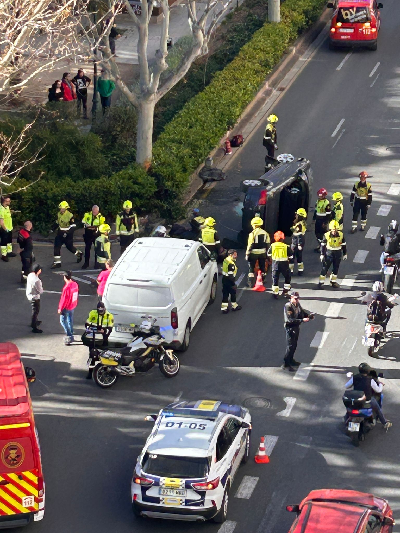 Espectacular accidente en Valencia: un coche vuelca en Fernando el Católico