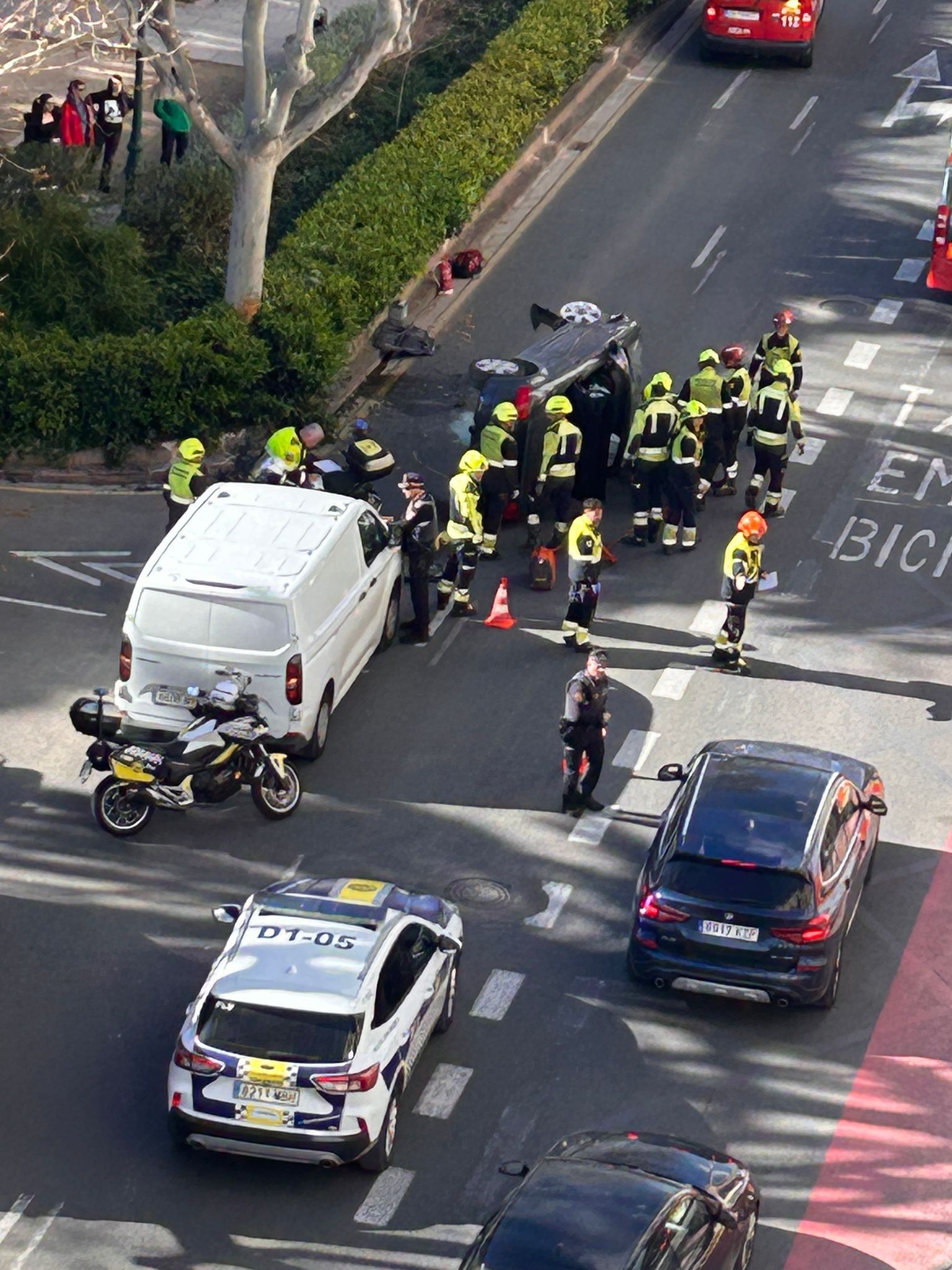 Espectacular accidente en Valencia: un coche vuelca en Fernando el Católico