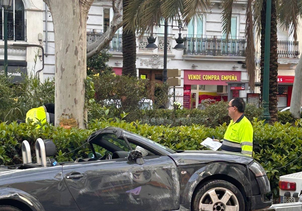 Espectacular accidente en Valencia: un coche vuelca en Fernando el Católico