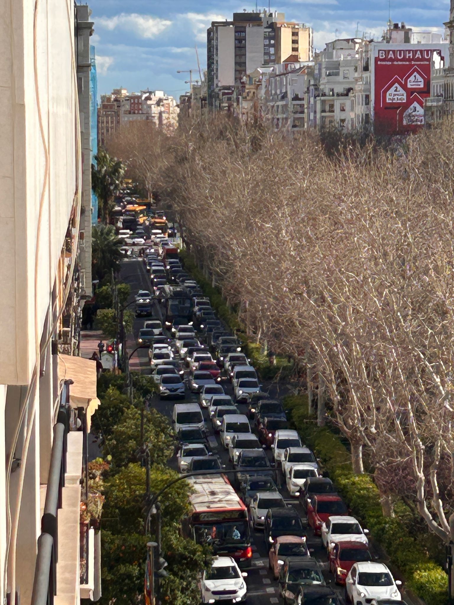 Espectacular accidente en Valencia: un coche vuelca en Fernando el Católico