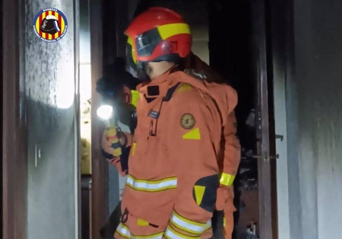 Bomberos actúan en incendio vivienda de Torrent.