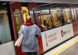 Una persona sube al metro.