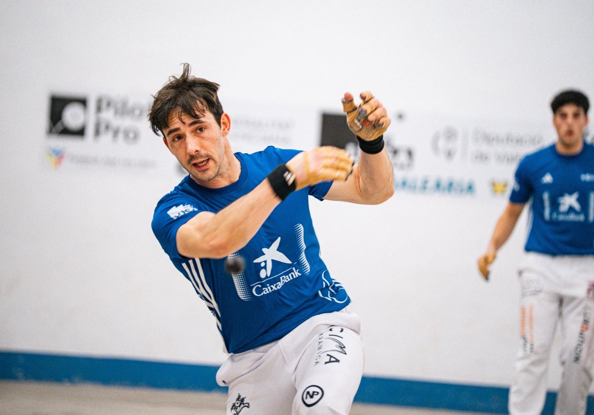 Nacho golpea de volea ante la mirada de Alejandro.