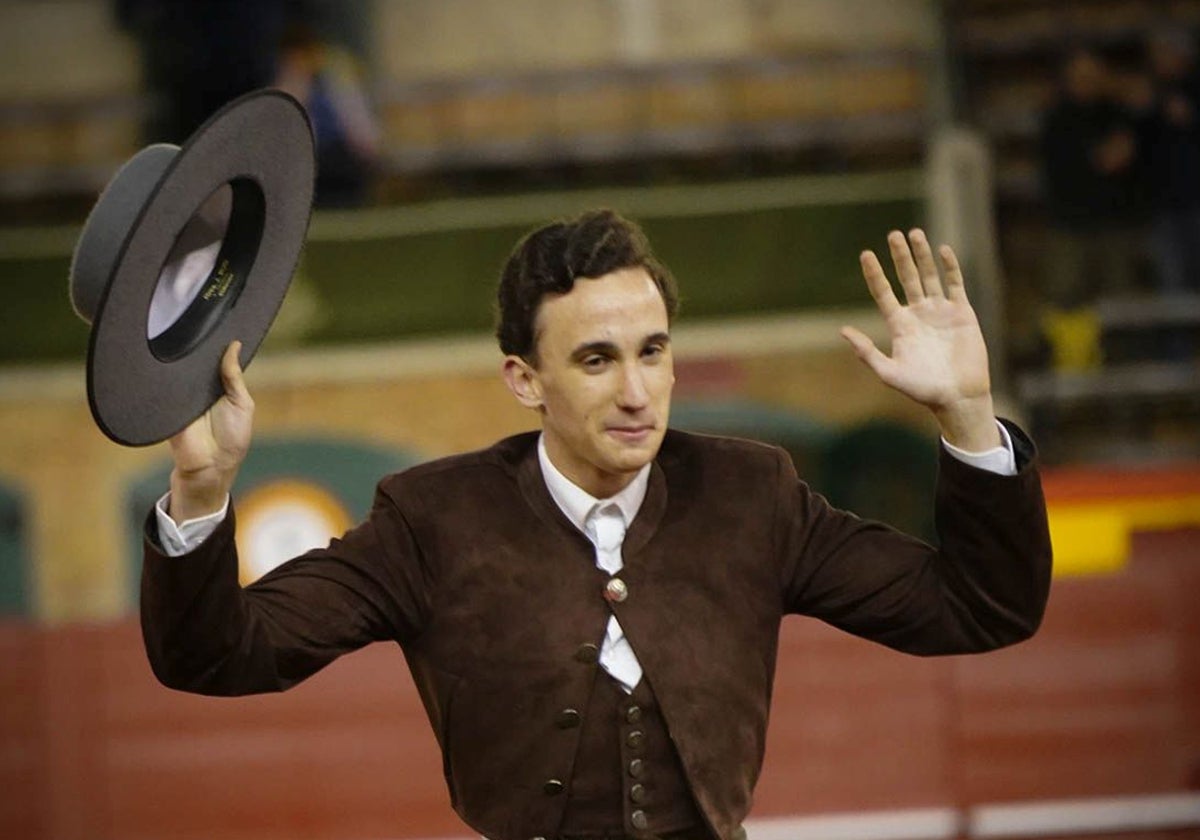 Blas Márquez saluda al tendido de la plaza de toros de Valencia.