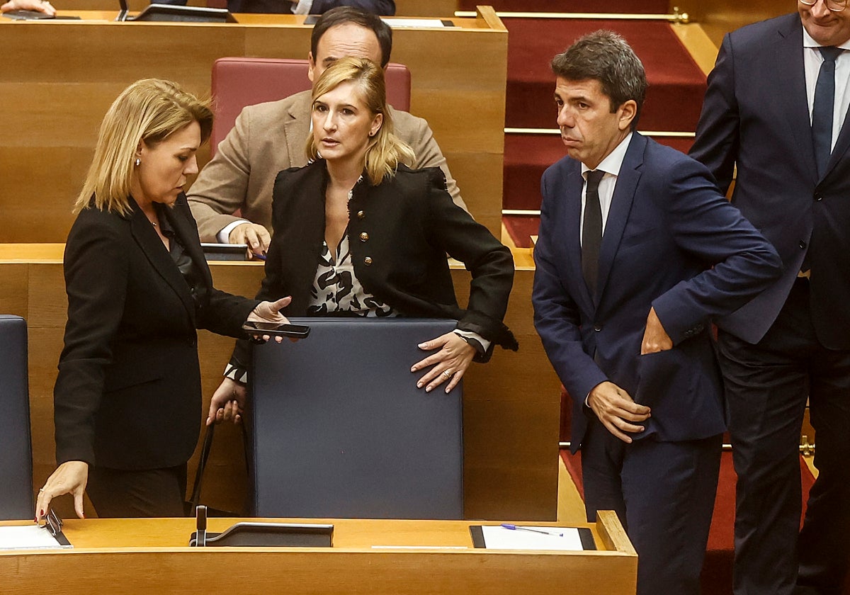 Salomé Pradas, entre Carlos Mazón y Susana Camarero, en Les Corts.