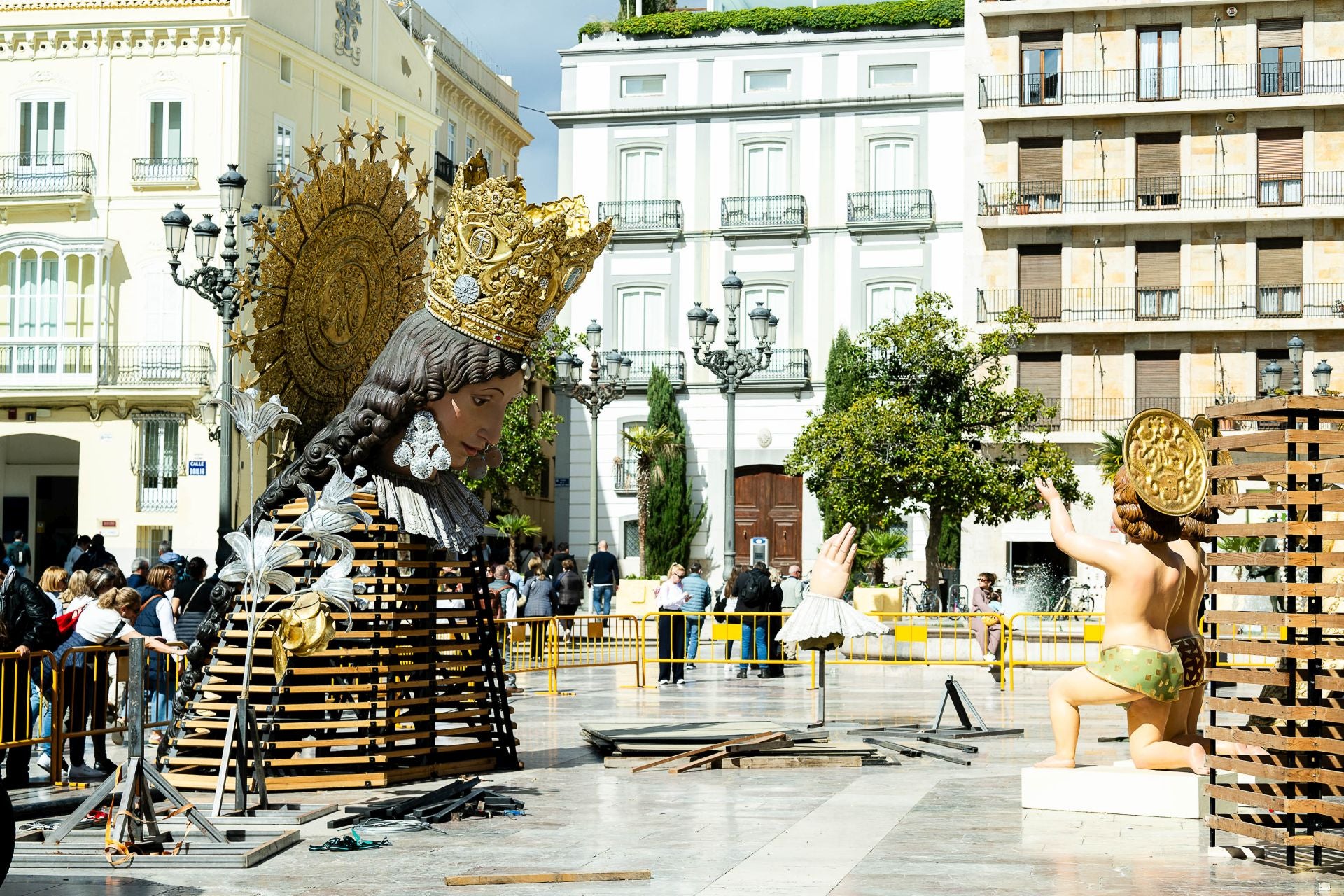 FOTOS | Comienza el montaje del cadafal de la Mare de Déu en la plaza de la Virgen