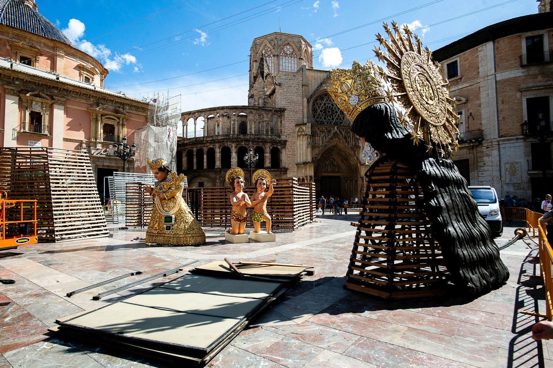 FOTOS | Comienza el montaje del cadafal de la Mare de Déu en la plaza de la Virgen