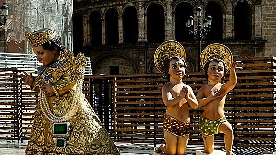 El cadafal de la Mare de Déu sale a la calle a la espera de la Ofrenda más emotiva