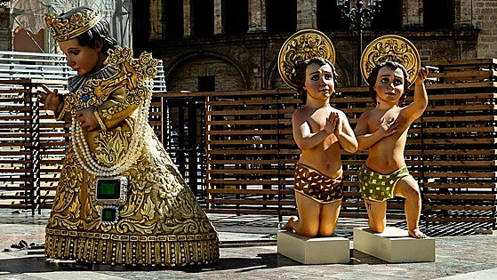 FOTOS | Comienza el montaje del cadafal de la Mare de Déu en la plaza de la Virgen