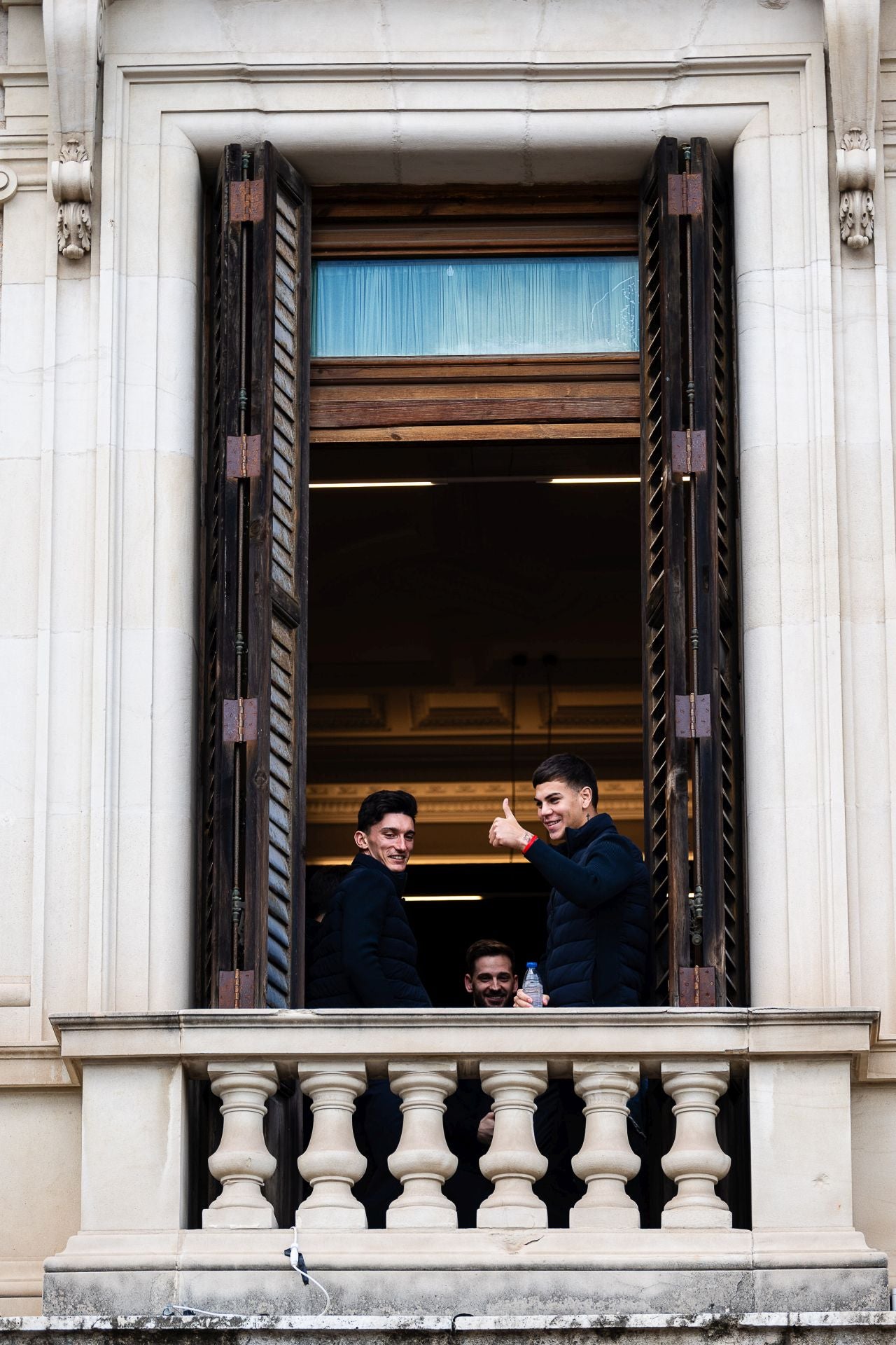 FOTOS | El Valencia CF disfruta de la mascletà de hoy en el balcón del Ayuntamiento