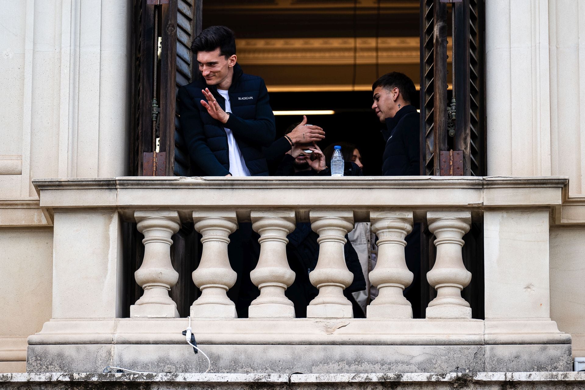 FOTOS | El Valencia CF disfruta de la mascletà de hoy en el balcón del Ayuntamiento