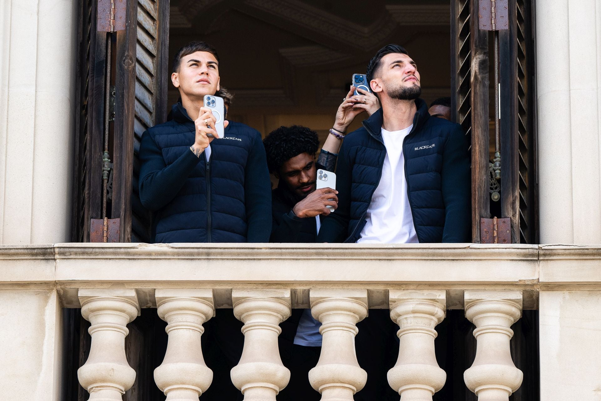 FOTOS | El Valencia CF disfruta de la mascletà de hoy en el balcón del Ayuntamiento