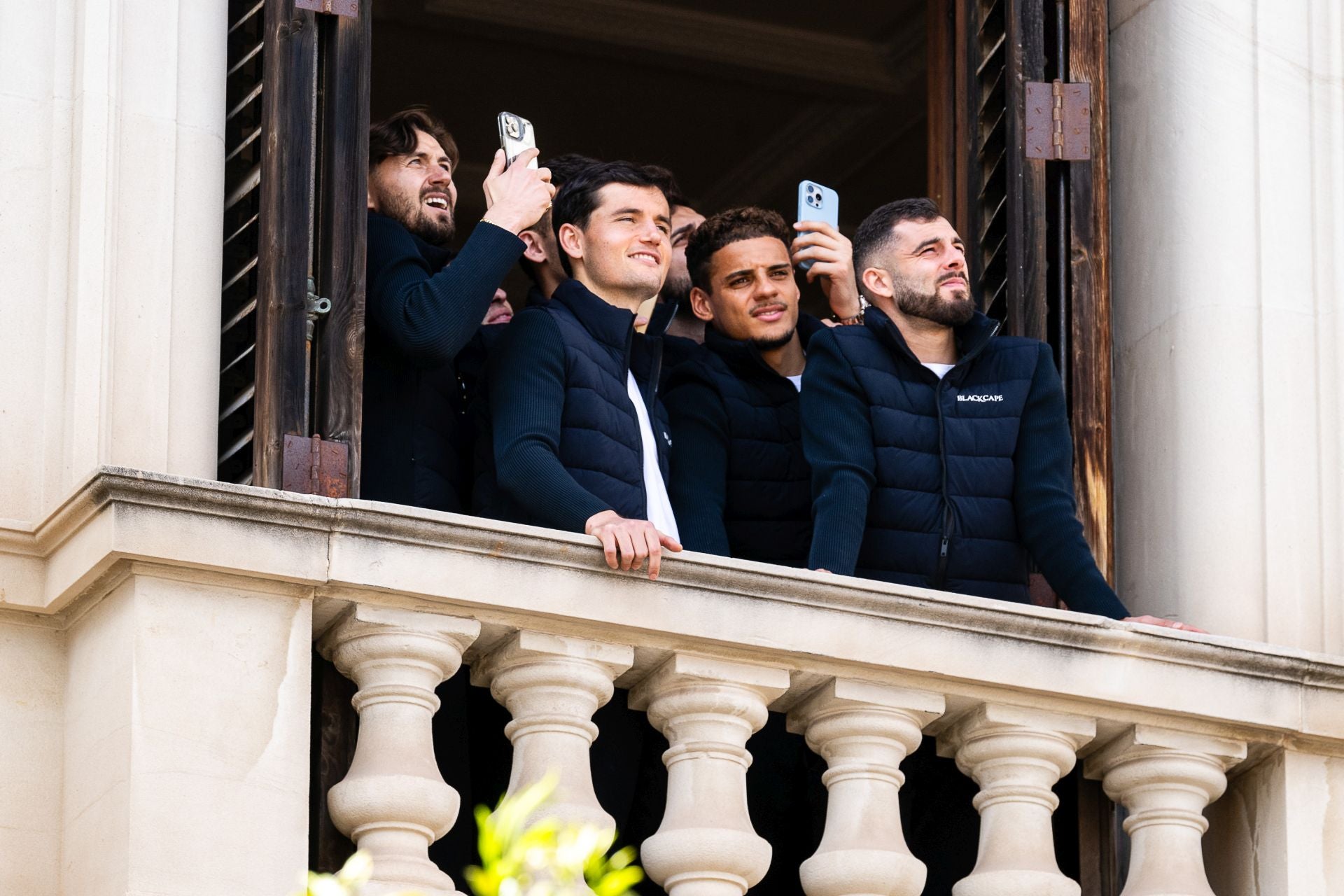 FOTOS | El Valencia CF disfruta de la mascletà de hoy en el balcón del Ayuntamiento