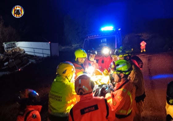 Bomberos y sanitarios trasladan al herido a la ambulancia.