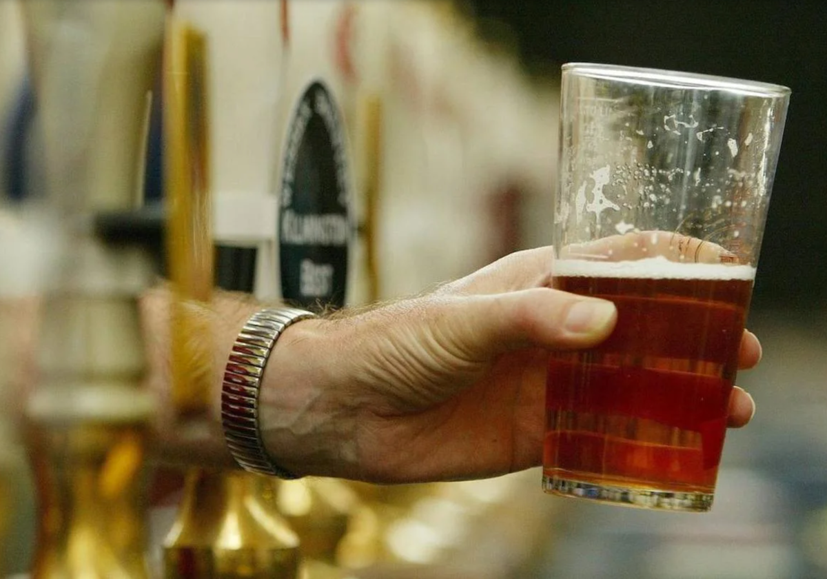 Un camarero sirve una cerveza a un cliente en una imagen de archivo.