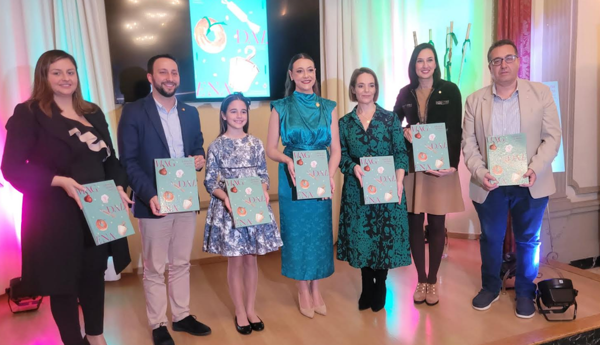 La concejala de Fiestas y las Reinas, Paula Torres y Carla Ibáñez, presentan el «Llibre de la Festa 2025»