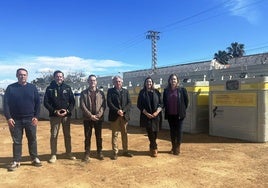 Foto de familia del acto de entrega de contenedores este martes.