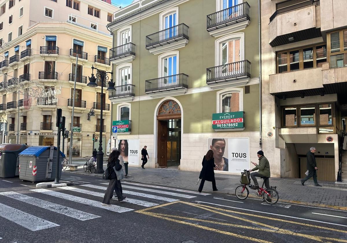 Bajo comercial alquilado por Tous en la calle Colón.