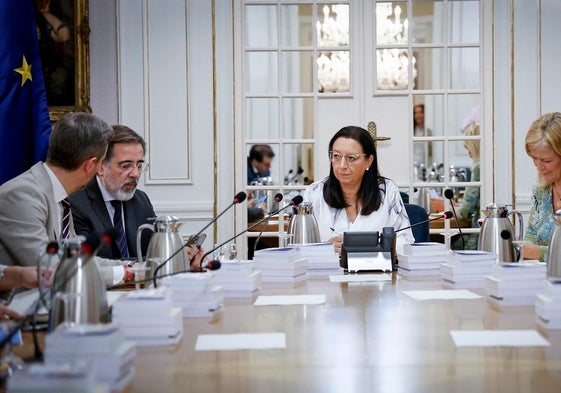 De derecha a izquierda, los dos miembros del PP en la Mesa, la presidenta Llanos Massó y la socialista Bravo.