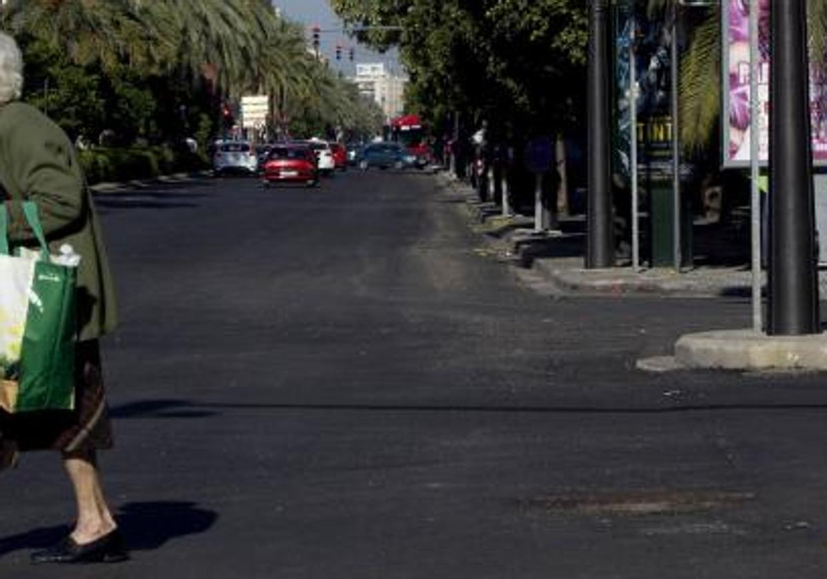 Una mujer cruza la avenida de Primado Reig.