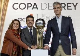 María José Catalá, Carlos Mazón y Antonio Martín posan con el trofeo de la Copa del Rey.