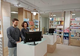 Álvaro y Carmen Díaz Fernández-Alonso, este lunes en la farmacia remodelada.